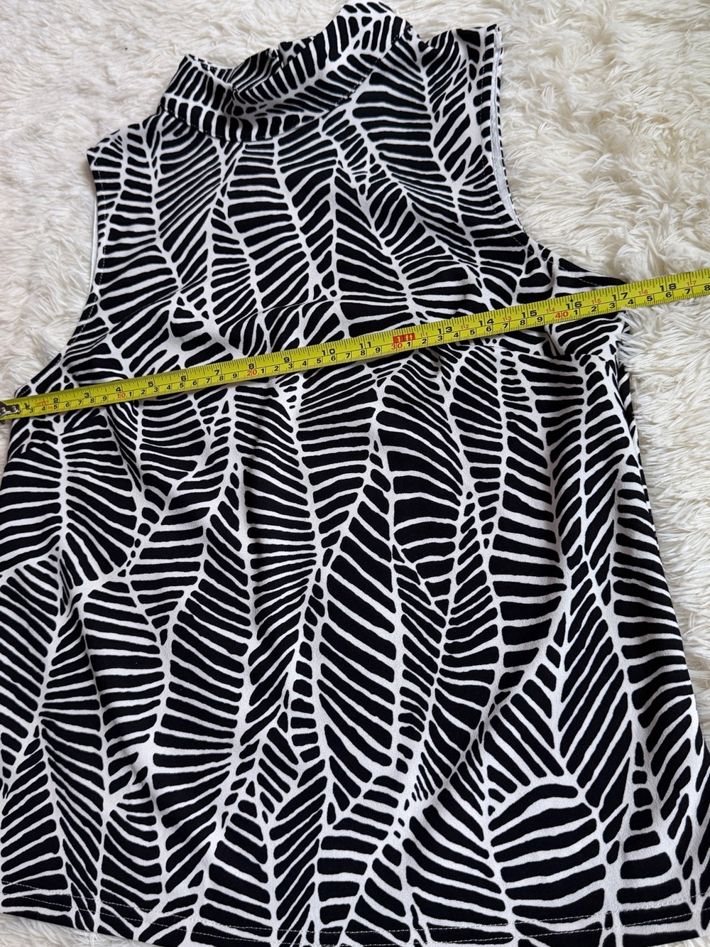 MELLODAY Black & White Leaf-Print Mock Neck Tank - Picture 2 of 4